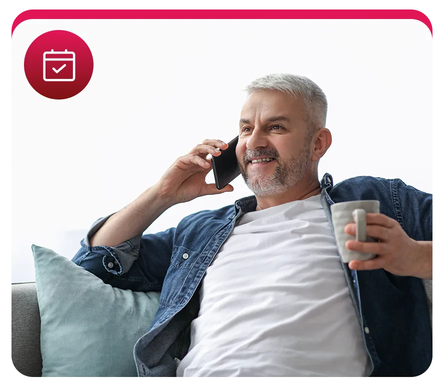 Homme de 45 ans au téléphone pour prendre rendez-vous, tenant une tasse à la main