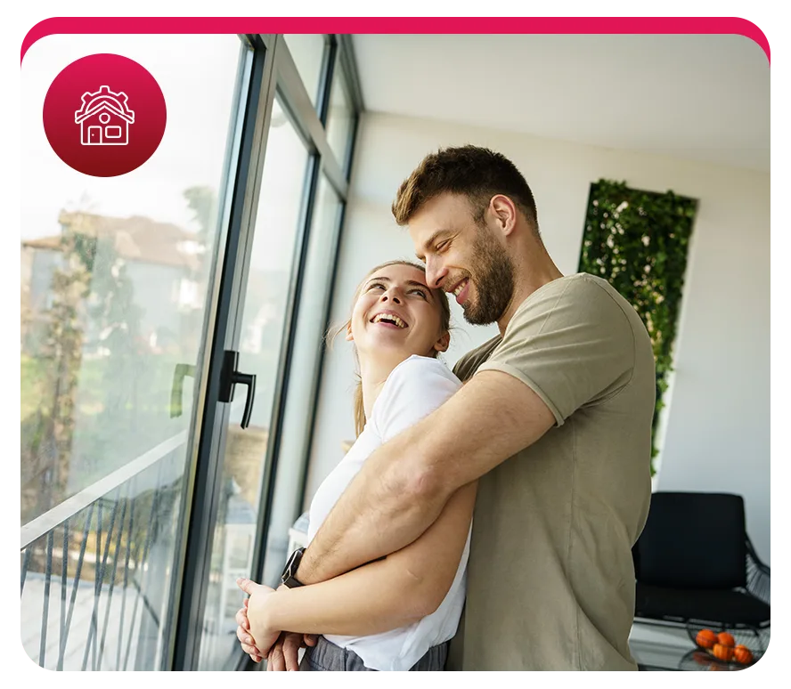 Couple heureux s’enlaçant dans leur appartement rénové