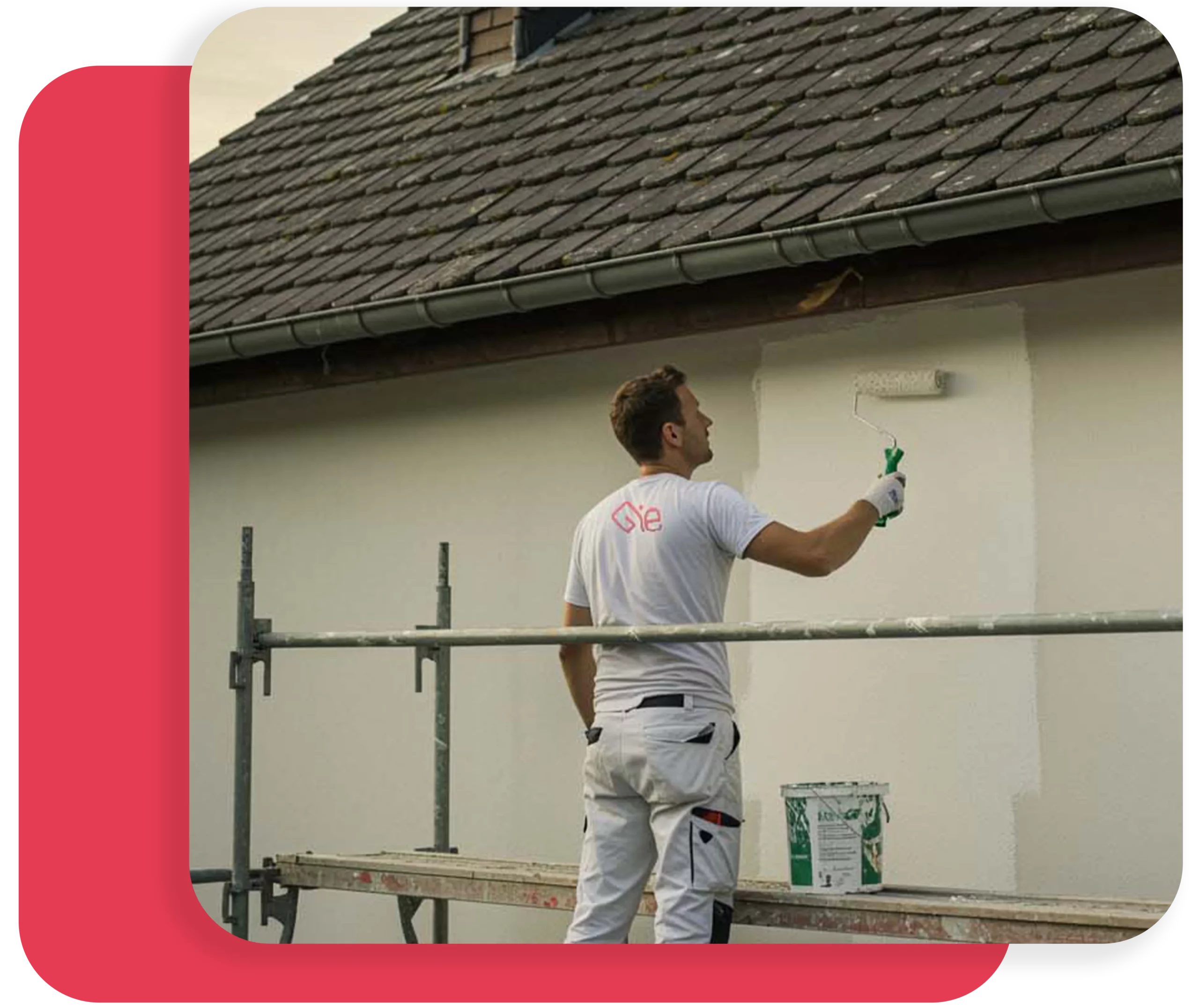 Homme qui repeint la façade d’un mur extérieur